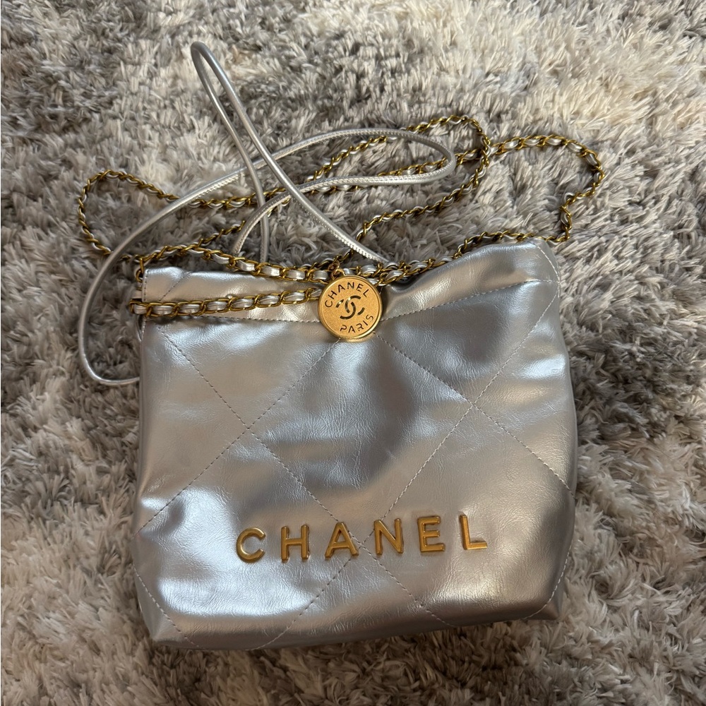 Elegant Silver Quilted Shoulder Bag